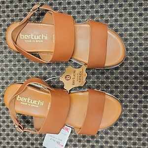 NWT Bertuchi Sandal - Tan